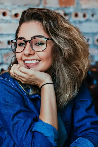 Paciente com sorriso saudável após estética dental